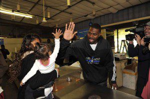 Orlando Magic's Jason Maxiell serving meals and visiting with residents at the Coalition for the Homeless.  Photo: Gary Bassing. 